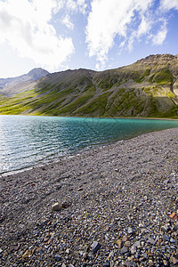 日间阿尔卑斯山湖 阳光和格鲁吉亚哈兹贝吉多彩的风景山脉旅行顶峰旅游湖泊高山场景蓝色假期镜子图片