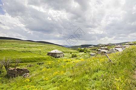 令人惊叹和美丽的山脉风景 山峰和山峰旅行村庄阳光冒险植物低角度冰川全景蓝色顶峰图片