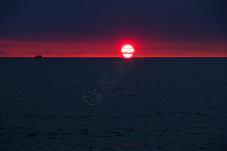 黑海日落 大红太阳和蓝海冲浪日出墙纸环境反射天堂假期地平线阳光海岸线图片