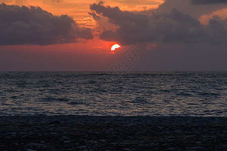 黑海日落 大红太阳和蓝海海滩环境假期天空天堂阳光地平线海岸线太阳反射图片