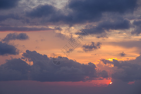 黑海日落 日落时有彩色的天空和云层天堂阳光假期海滩地平线环境墙纸热带冲浪海浪图片