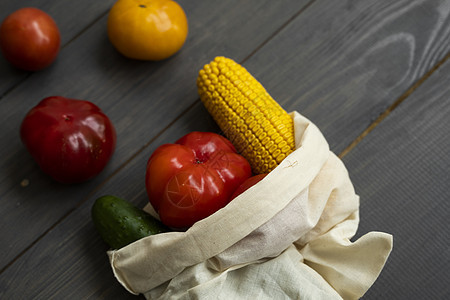 零废物概念 胡椒 西红柿 玉米 黄瓜 装在可重复使用的购物环保棉布袋中 在木桌上的生态袋中的蔬菜 无塑料概念杂货环境棉布回收购物图片
