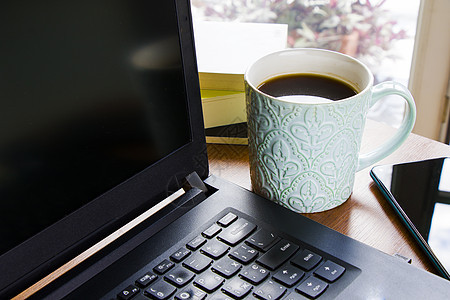 家里的工作空间 笔记本 移动设备 咖啡和桌上的植物办公居家商业工作室技术自由职业者互联网监视器桌子电脑图片