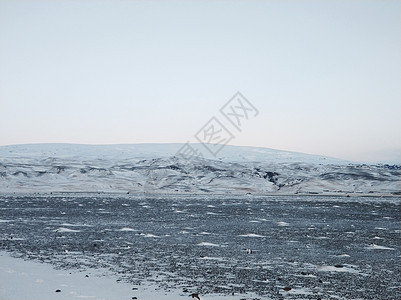 冰岛在冬季的令人难以置信的田地和平原风景 地面上布满了积雪 巨大的空间 冬天自然的美丽冒险天空全景日落气候岩石顶峰旅行国家火山图片