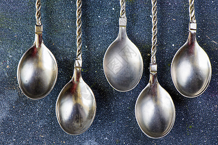 银器 银旧汤匙背景 勺子套餐服务装饰品工具古董蓝色茶匙用具盘子食物黑板图片