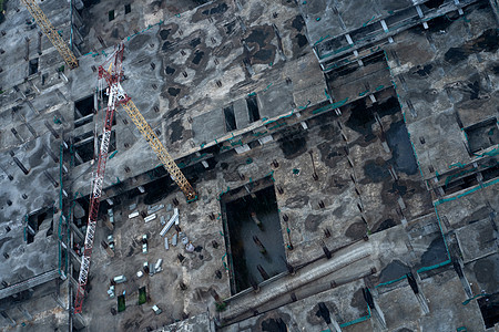 雨后大型建筑建造工地的顶部景色技术起重机财产住宅机器进步职场工作材料项目图片