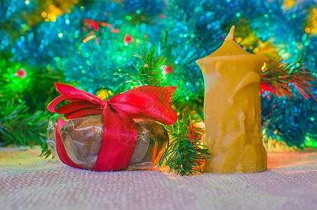 圣诞节或新年礼物 假日树背景上有蜡烛图片