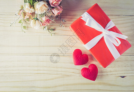 礼物盒白弓丝带和心 木桌上有花礼物问候语婚礼桌子庆典丝带假期风格盒子展示图片