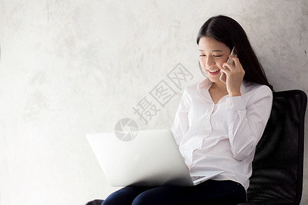 美丽的亚洲年轻商业女青年 兴奋和欣喜成功享受女性办公室情感快乐就业互联网幸福员工工作图片