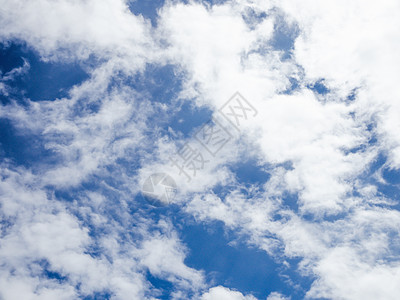 蓝色天空中飘浮的白云背景墙纸阳光漂浮场景天气气氛太阳环境气候全景图片