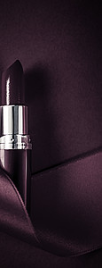 化妆品店铺黑色紫色假日背骨上的奢华口红和丝带美丽邀请函丝绸展示礼物推广品牌季节平铺魅力背景