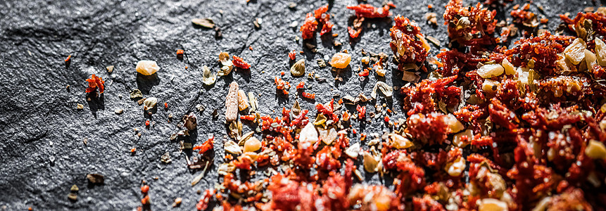 番茄干辣椒和辣椒 在奢华宝石背景上做特写食物宏观粮食木头芳香季节烹饪胡椒种子迷迭香图片