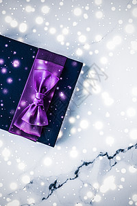 冬季假日礼物盒 有紫丝弓 白雪闪亮新年店铺丝带魅力下雪礼物大理石娘娘腔问候假期图片