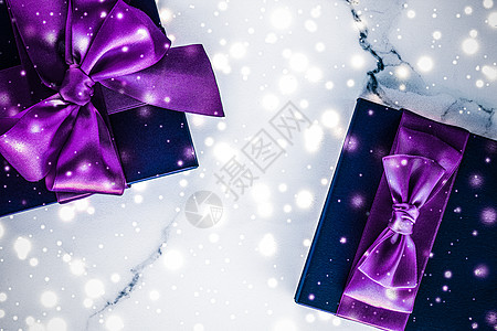 冬季假日礼物盒 有紫丝弓 白雪闪亮问候盒子礼物老板假期丝绸娘娘腔下雪展示大理石图片