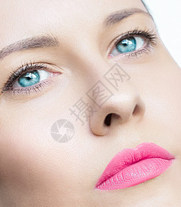 美容面部特写 粉红色口红化妆和完美的皮肤图片