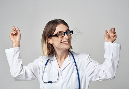 女护士穿着医疗礼服 手放在浅薄背景上穿着军服专家从业者治疗女士健康手势医师微笑外套外科图片