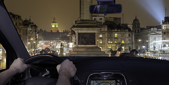 夜间在Trafalgar广场驾驶汽车 联合王国伦敦图片