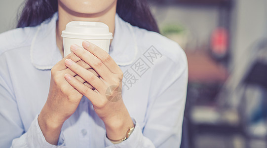 在清晨时 让年轻年轻的亚洲女人 喝咖啡和微笑着笑容图片