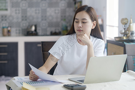 有吸引力的年轻亚洲妇女在家里工作网络笔记本自由职业者学习远程技术工作者电脑通讯互联网图片