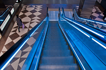 蓝色现代扶梯 有位女士步行去购物图片
