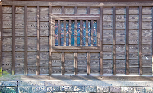 日本传统木木屋 在窗户中反射到图片
