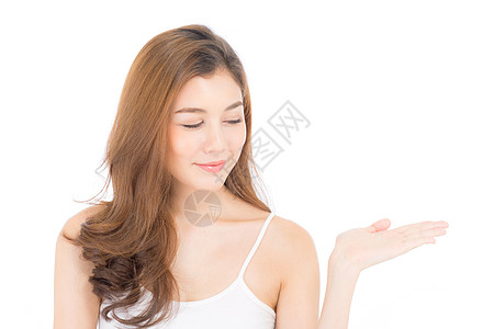 亚洲美丽的年轻亚洲女性 展示健康干净的皮肤前科女士推介会白色魅力女孩化妆品手势身体护理图片