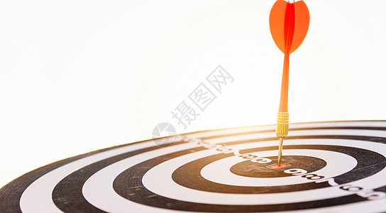 达特箭射中公牛眼的飞镖板是目标游戏成就中心商业战略营销木板日落专家靶心图片