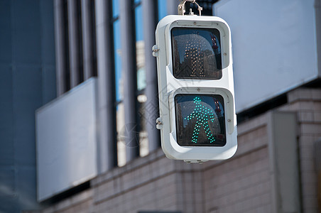 日本与绿色步行男子在日本的交通灯牌图片