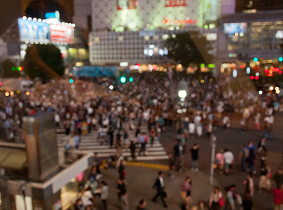 穿越Shibuya十字路口的人群集中的夜间现场路灯街道过滤行人地标市中心购物路口旅行商业图片