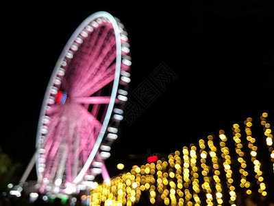 粉红色巨型传单的焦点分散场景 夜里与你一起乐趣城市火花闲暇运动喜悦节日背景公园吸引力图片