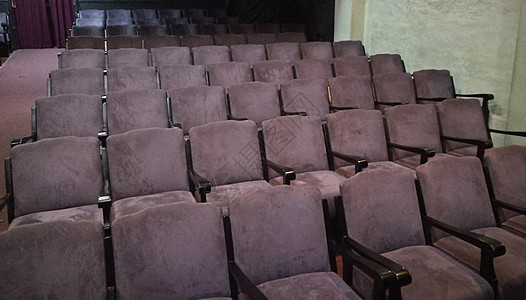 许多排的古典紫色剧院座位图片