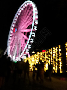 粉红色巨型传单的焦点分散场景 夜里与你一起公园火花圆圈车轮城市旋转游乐场漩涡吸引力节日图片