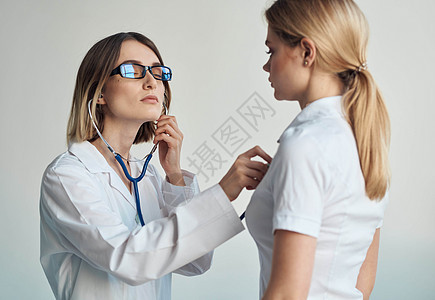 健康问题女性患者和专业医生眼镜模型听诊器药品咨询医院诊断医师治疗疾病护士诊所心脏病图片
