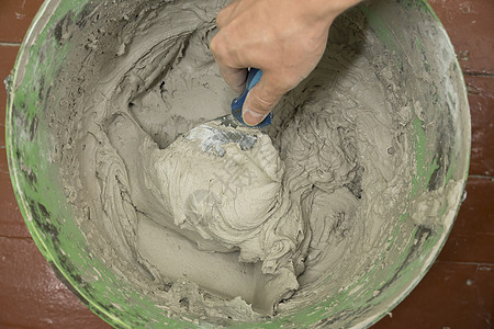 工人用烟囱来找到水泥混合物的溶液装修石膏专家工作职业砂浆建筑工人劳动房子手术图片