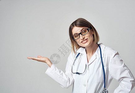 女护士穿着医疗礼服 手用轻背景照样空间穿着便服临床外科女性卫生手势白色健康从业者药品手指图片