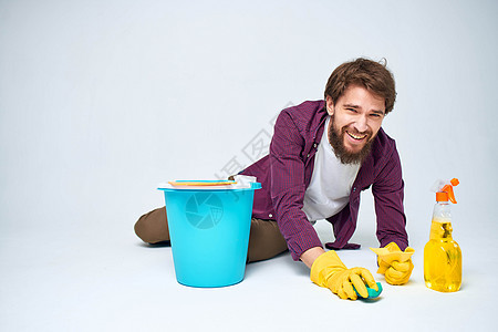 更清洁的橡胶手套 洗衣地板和家居工作轻型背景职业卫生刷子工人服务男人洗涤剂地面家务房间图片