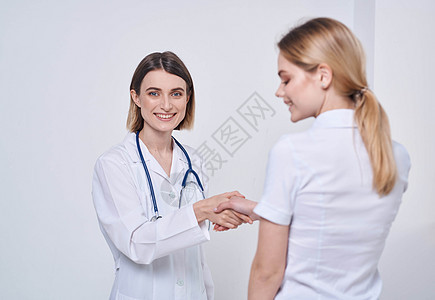 专业医生护士与一名病人握手 颈部围着一个听诊器生活心脏病咨询保健诊断快乐药品医师考试成人图片