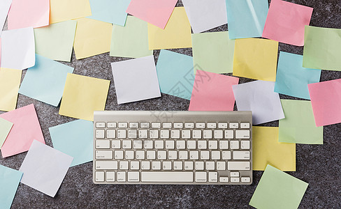 带有现代计算机键盘的空白纸贴笔记列表标签邮政笔记本办公室商业纸板软垫记忆依恋卡片图片