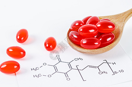 含有白色背景化学公式的维生素Cenzyme Q10勺子健康辅酶化学品浆果食物养分胶囊细胞活力图片