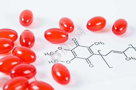 含有白色背景化学公式的维生素Cenzyme Q10辅酶营养细胞珠子活力浆果药品皮肤血清科学图片