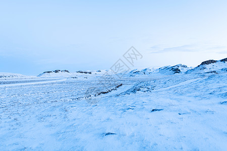 冰岛在冬季的令人难以置信的田地和平原风景 地面上布满了积雪 巨大的空间 冬天自然的美丽全景岩石蓝色冰川气候荒野日落火山国家冒险图片