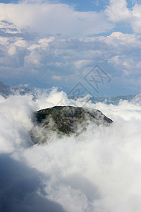 格鲁吉亚美丽的风景和山地景观 多姿多彩的地方阳光季节蓝色景色全景墙纸天空植物群旅游云层图片