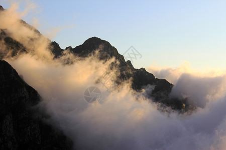 格鲁吉亚美丽的风景和山地景观 多姿多彩的地方墙纸植物群旅游天空景色云层山脉远足季节蓝色图片