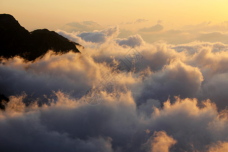 格鲁吉亚美丽的风景和山地景观 多姿多彩的地方季节景色爬坡顶峰天空蓝色全景植物旅行阳光图片