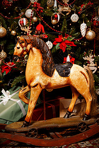 圣诞树背景上的古老摇滚骑马的名声塑像卡片木材童话动物工艺婴儿孩子爱好蜡烛图片