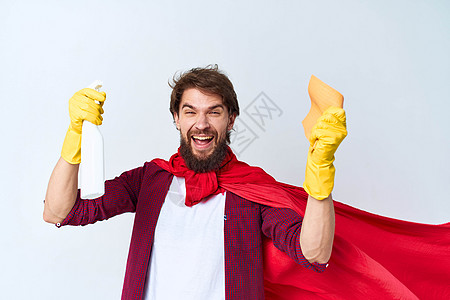 穿红雨衣的情绪化男子清洁洗涤店清洁服务背景浅度打扫家务女佣生活房子丈夫职业家庭地面男人图片