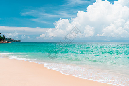 夏季热带自然清洁海滩和白色沙滩 阳光蓝天和散景背景蓝色晴天天空地平线海浪太阳假期墙纸旅行海洋图片