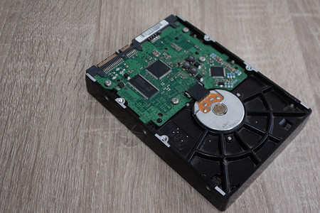 被拆卸的计算机硬盘驱动器设备特写镜头 电脑零件 组件的拆解检查清洁和维修 电脑硬盘 台式电脑的组成部分是怎样做的记忆硬件碰撞光盘图片
