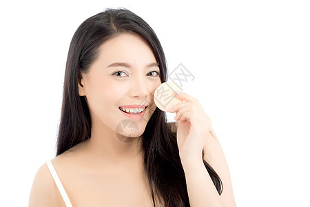 美丽的亚洲女人的肖像 用粉泡在脸颊上女士魅力产品腮红护理粉末肤色女孩美容成人图片