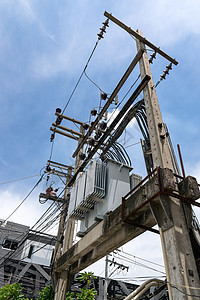 蓝色天空背景的电站危险金属基础设施技术建造网格木材精力变压器电压图片
